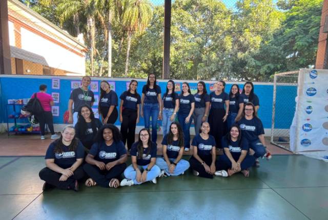 Acadêmicas bolsistas do PIBID promovem exposição de arte com alunos da Escola Estadual Brasil