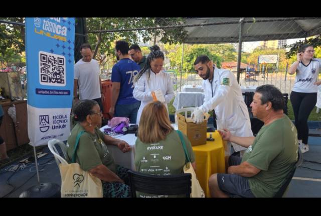 Alunos da Escola Técnica Uniube realizam ação de promoção à saúde na 4ª Caminhada da Longevidade em Uberaba