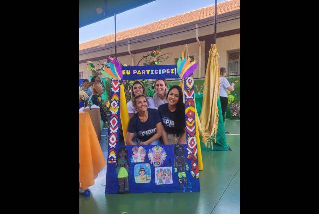 Alunas da Pedagogia integrantes do PIBID Uniube participam de Feira Literária na Escola Estadual Brasil